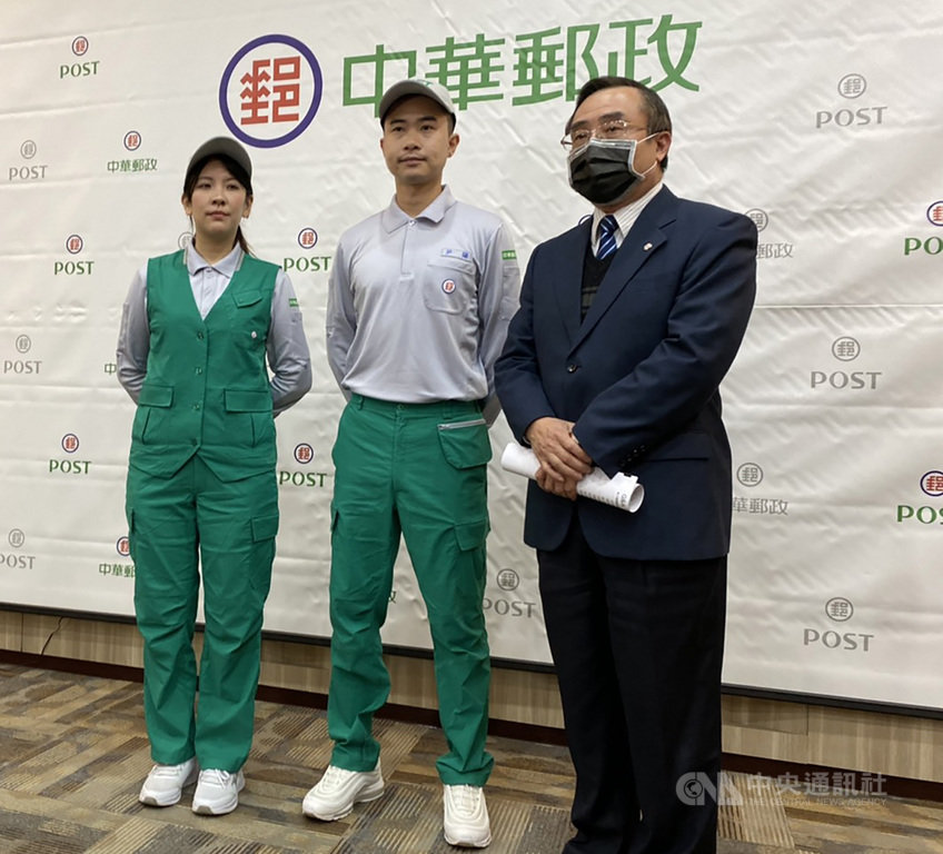 中華郵政郵務士新制服19日下午正式曝光,預計3月到4 月換裝。中華郵政公司郵務處長陳敬祥(右)表示,新制服具透氣、吸溼、排汗、快乾、免燙、防臭、抗UV、耐磨等特色,為舒適度、功能及實用兼具的工作服中央社記者余曉涵攝 110年1月19日