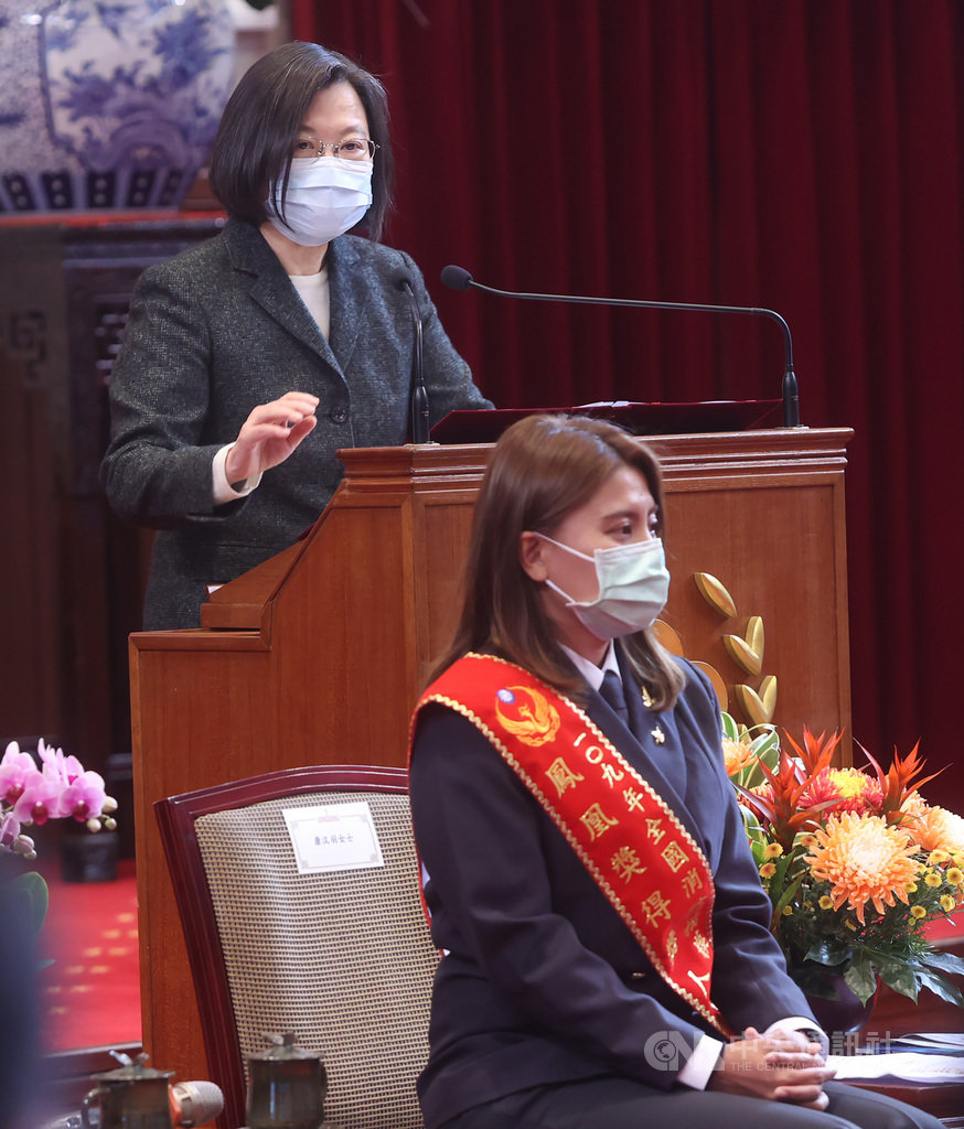 總統蔡英文(後)19日在總統府接見109年鳳凰獎楷模得獎人,蔡總統指出,未來將持續檢討法規、充實設備,並積極強化消防同仁的技能訓練,希望將來不要再有憾事發生。中央社記者鄭傑文攝 110年1月19日
