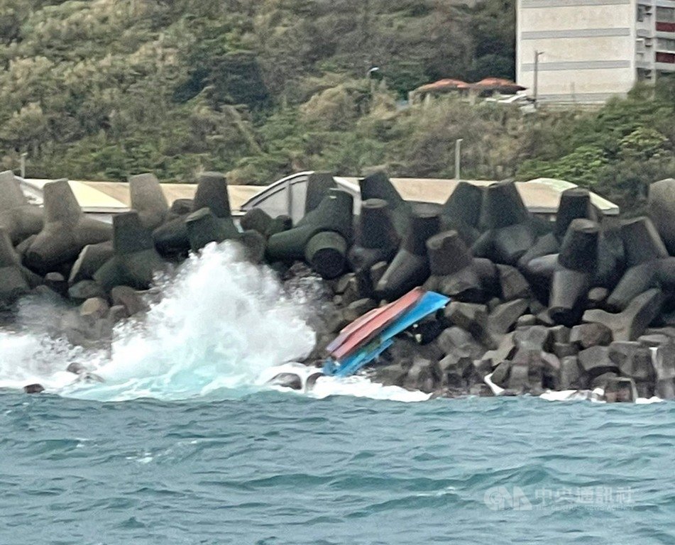 基隆曾姓男子18日下午駕駛舢舨船出海釣魚卻遲未返港,家人19日凌晨報請海巡協尋,岸巡隊清晨5時許,在八尺門漁港綠燈塔防波堤發現漁船翻覆卡在消波塊,但未見曾男蹤影;警消及基隆港務消防隊加入搜索。(讀者提供)中央社記者王朝鈺傳真 110年1月19日