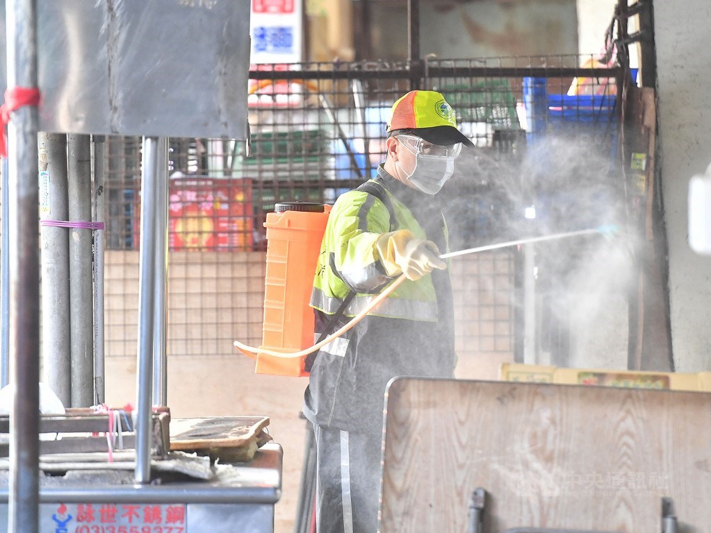 衛生福利部桃園醫院感染疫情擴大,桃園市環保局19日下午緊急針對南門市場進行消毒,市府也呼籲民眾務必配合落實防疫。圖為南門市場20日休市一天展開全面清消。中央社記者鄭清元攝 110年1月20日