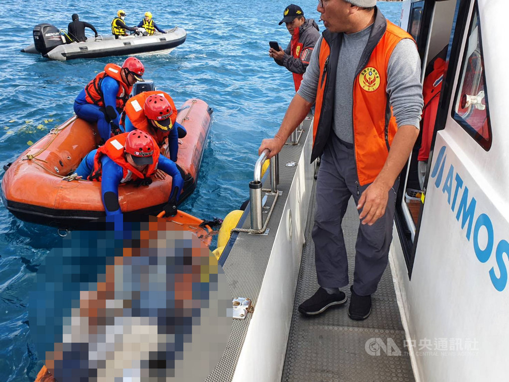 曾姓男子18日從基隆市八尺門漁港出海釣魚,疑風浪過大舢舨船翻覆、卡在消波塊,曾男下落不明,搜救人員20日上午持續搜索,在發現舢舨船附近海域下潛發現曾男遺體。中央社記者王朝鈺傳真 110年1月20日