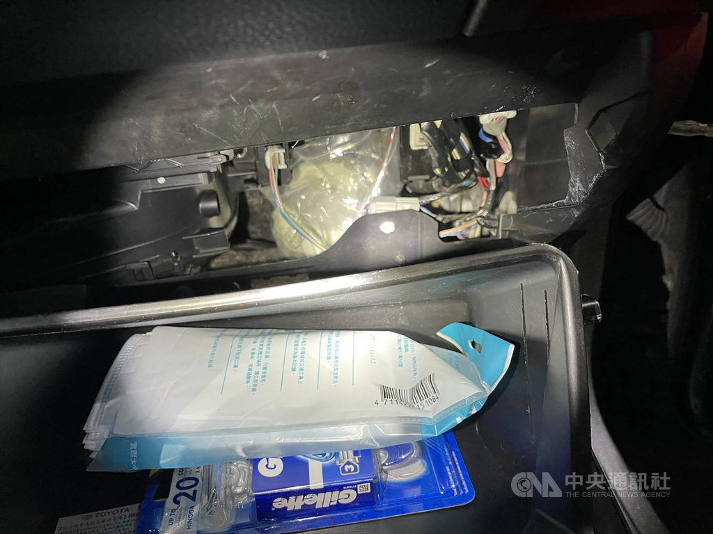 新北市政府警察局保安警察大隊19日凌晨在五股區攔查一輛出租汽車,眼尖發現車內老舊置物箱有異狀,一舉查獲毒品,將駕駛依毒品危害防制條例罪嫌送辦。(翻攝畫面)中央社記者沈佩瑤傳真 110年1月20日