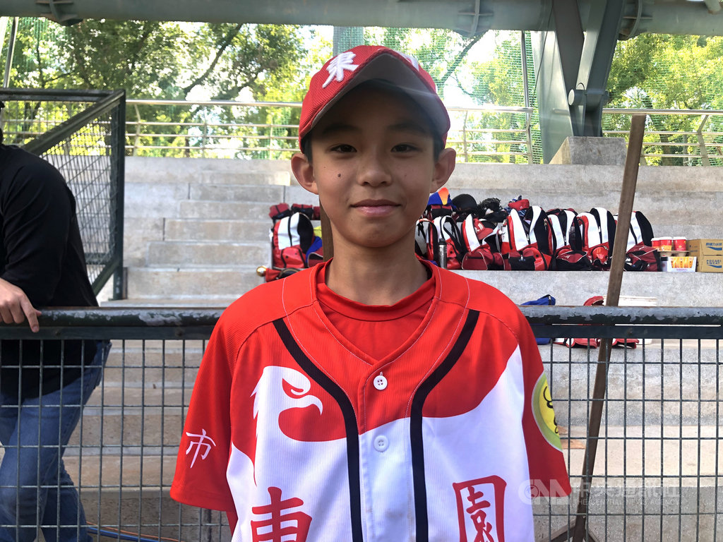 富邦盃台灣12強少棒賽地主東園國小20日與豐田國小交手,東園第8棒林柏亨(圖)單場2安,他笑說是有史以來打最好的一場。中央社記者謝靜雯攝 110年1月20日