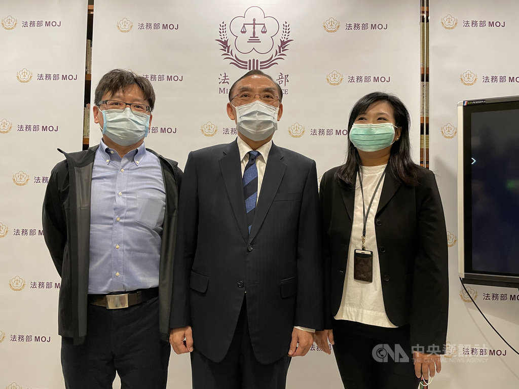 法務部20日媒體茶敘主題為「建構尊重而有溫度的司法相驗制度」,邀請屏東地檢署法醫師黃瓊慧(右)、桃園地檢署法醫師孫孝賢(左)到場分享,法務部長蔡清祥(中)也給予兩人肯定。中央社記者劉世怡攝 110年1月20日