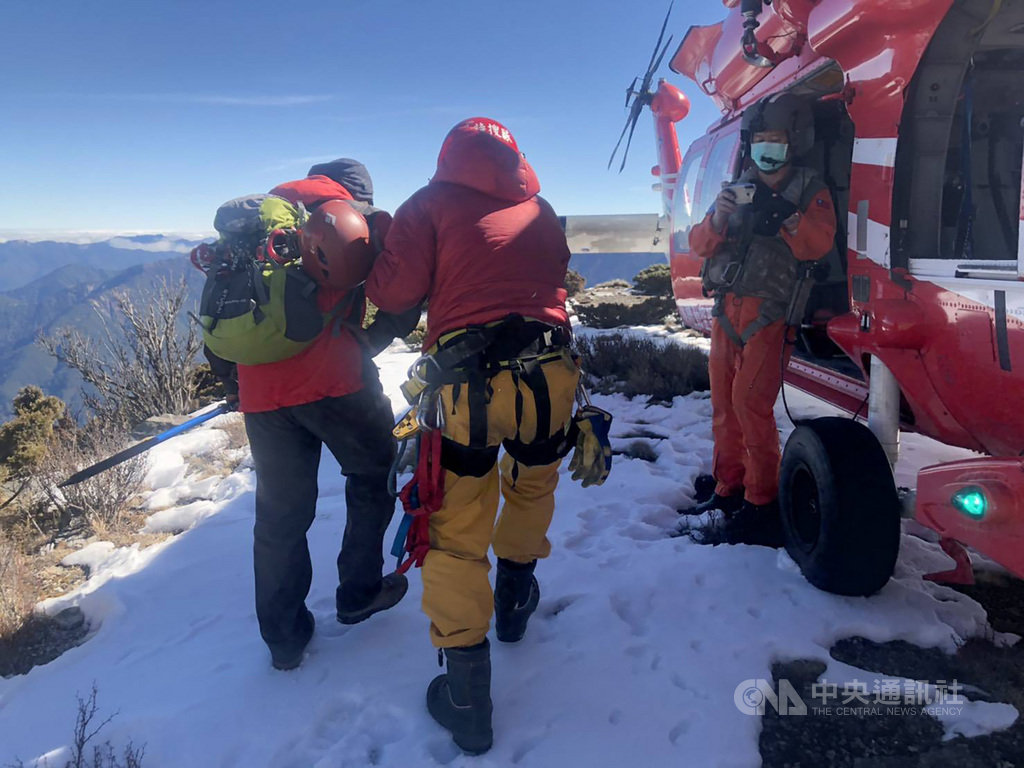中央氣象局玉山氣象站一名男性約僱人員日前腹痛,硬撐幾天後,20日清晨惡化出現血便,其他值班人員見他狀態「看起來不好」,報請國搜中心派直升機後送,任務由內政部空中勤務總隊UH-60M黑鷹直升機執飛。(中央氣象局提供)中央社記者蕭博陽南投縣傳真 110年1月20日