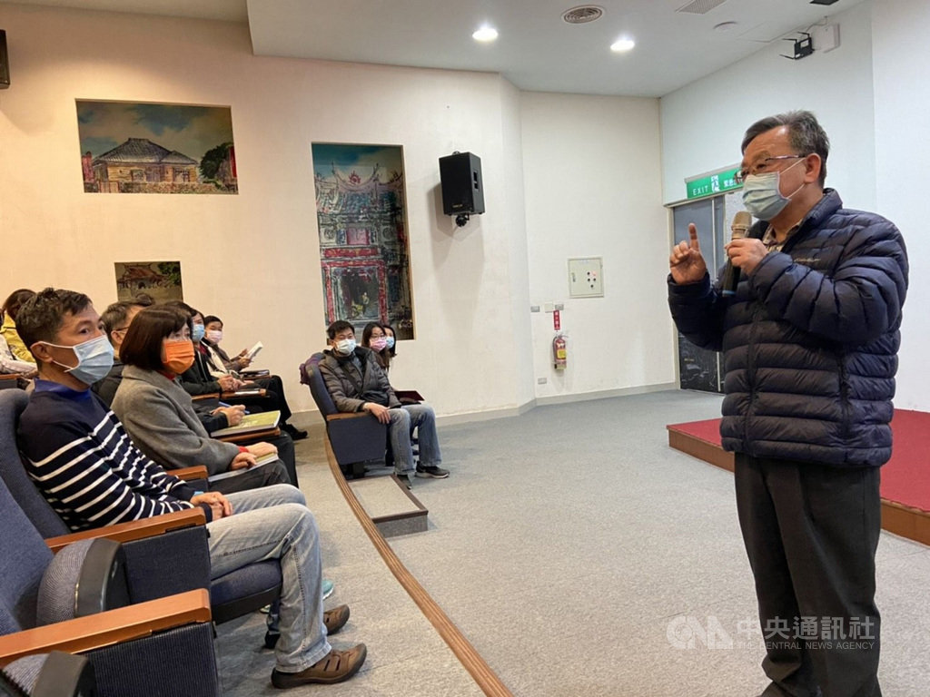 國內武漢肺炎(2019冠狀病毒疾病,COVID-19)疫情升溫,澎湖縣長賴峰偉(右)20日宣布,即起禁止縣府及所屬機關員工前往桃園出差,也暫緩赴台洽公開會。(澎湖縣政府提供)中央社 110年1月20日