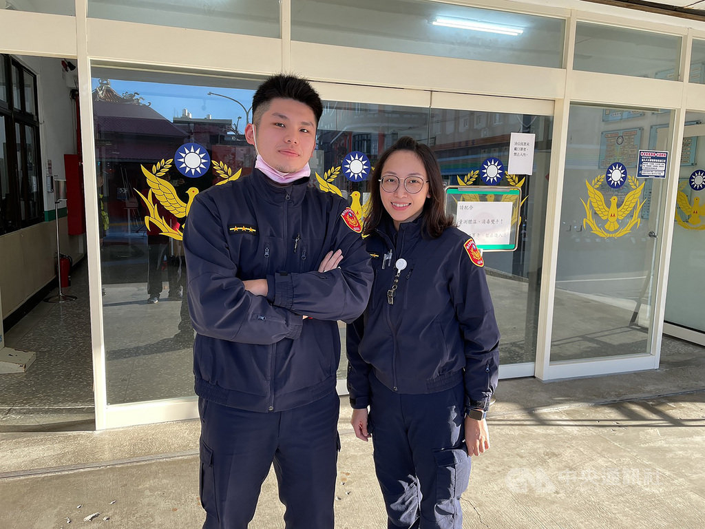80多歲郭姓老翁20日到新北金山磺港公共浴室泡湯時突然昏厥,被發現時失去生命徵象,金山警分局金山派出所警員李權洋(左)、羅安妤(右)到場後,輪流向老翁實施心肺復甦術(CPR),後經送醫急救,老翁雖仍昏迷但生命跡象已穩定。(讀者提供)中央社記者王朝鈺傳真 110年1月20日