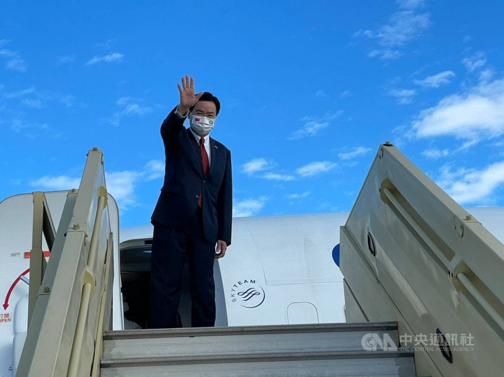 外交部長吳釗燮20日以總統特使身分前往帛琉,將出席帛琉新任正副總統及國會議員就職典禮。使團成員配戴有中華民國及帛琉兩國國旗的特製口罩。(外交部提供)中央社記者陳韻聿傳真 110年1月20日