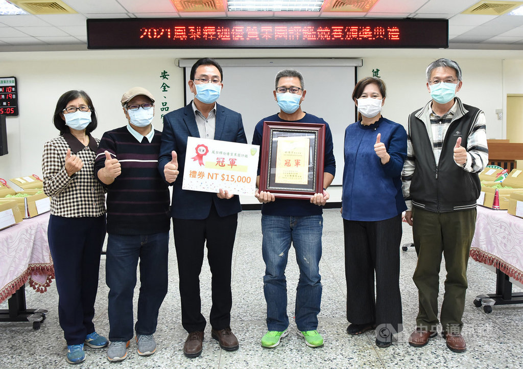 農委會台東區農業改良場舉辦「2021鳳梨釋迦優質果園評鑑競賽」,結果由55歲農友林信宇(右3)奪得冠軍,林信宇原從事成衣業,中年轉型務農,成功闖出一片天。(台東區農業改良場提供)中央社記者盧太城台東傳真 110年1月20日