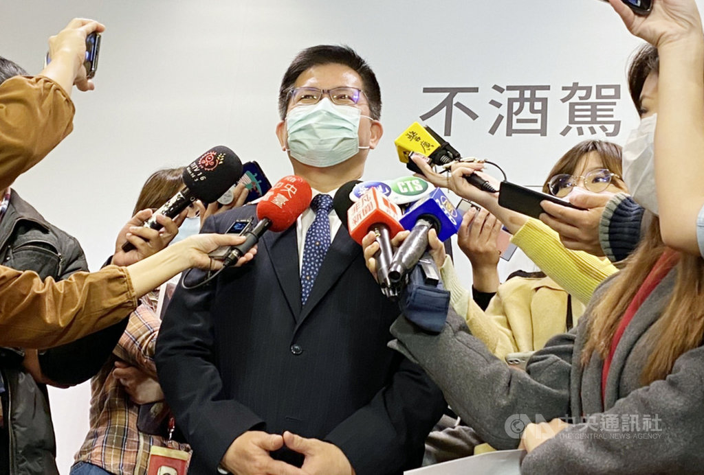 因應武漢肺炎疫情,台灣燈會32年首度因故停辦。交通部長林佳龍(前中)20日受訪表示,主因是研判這兩天疫情有比較大變化,已經在第一級的臨界點,對於參展的藝術家或設計團隊,會繼續執行相關契約。中央社記者余曉涵攝 110年1月20日