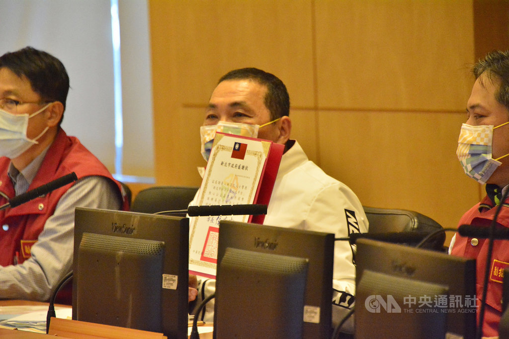 「無名氏」連續11年捐贈善款給新北市府幫助弱勢,今年再度捐贈新台幣2000萬善款,市長侯友宜(中)20日在市政會議頒發感謝狀。中央社記者黃旭昇新北攝 110年1月20日
