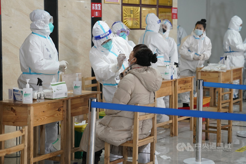 中共中央紀委國家監委網站通報,望奎縣當地16名官員在防疫工作中「不擔當、不盡責」造成疫情蔓延,對整個黑龍江省的防控工作帶來極大壓力,因此祭出處分。圖為黑龍江省哈爾濱市正在進行核酸檢測。(中新社提供)中央社 110年1月20日