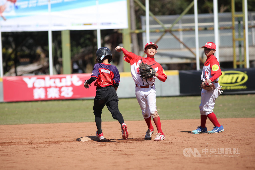 富邦盃台灣12強少棒賽地主東園國小20日與豐田國小交手,東園要求品行優先,部分主力因沒寫功課被禁賽,以9比8險勝。圖為比賽畫面。(中華民國棒球協會提供)中央社記者謝靜雯傳真 110年1月20日