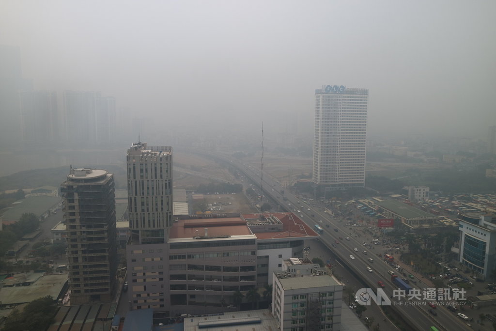 越南首都河內每到秋冬就是一片灰濛濛,透過窗戶俯瞰街景好似罩了一層窗紗。根據美國駐越南大使館監測數據,河內20日中午12時的空氣品質指標(AQI)達241,屬於「非常不健康」等級。中央社記者陳家倫河內攝 110年1月20日