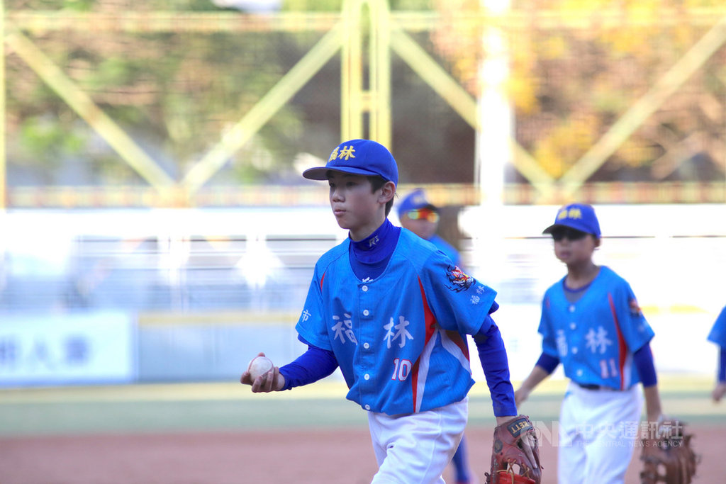 2021第7屆富邦盃台灣12強少棒大賽20日開打,台北福林與桃園大勇下午交手,福林先發投手陳慕天(前)以80球投完5局、好投壓制,加上打線串聯搶分,助隊奪勝。(中華民國棒球協會提供)中央社記者謝靜雯傳真 110年1月20日