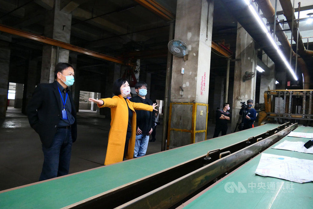 民進黨籍立委何欣純(左2)20日邀集文化部、國產署、台中國家歌劇院及中市府等單位代表,前往歷史建築大里菸葉廠會勘,歌劇院爭取部分建物及空地等空間進駐,將有助菸葉廠重生。(何欣純服務處提供)中央社記者蘇木春傳真 110年1月20日