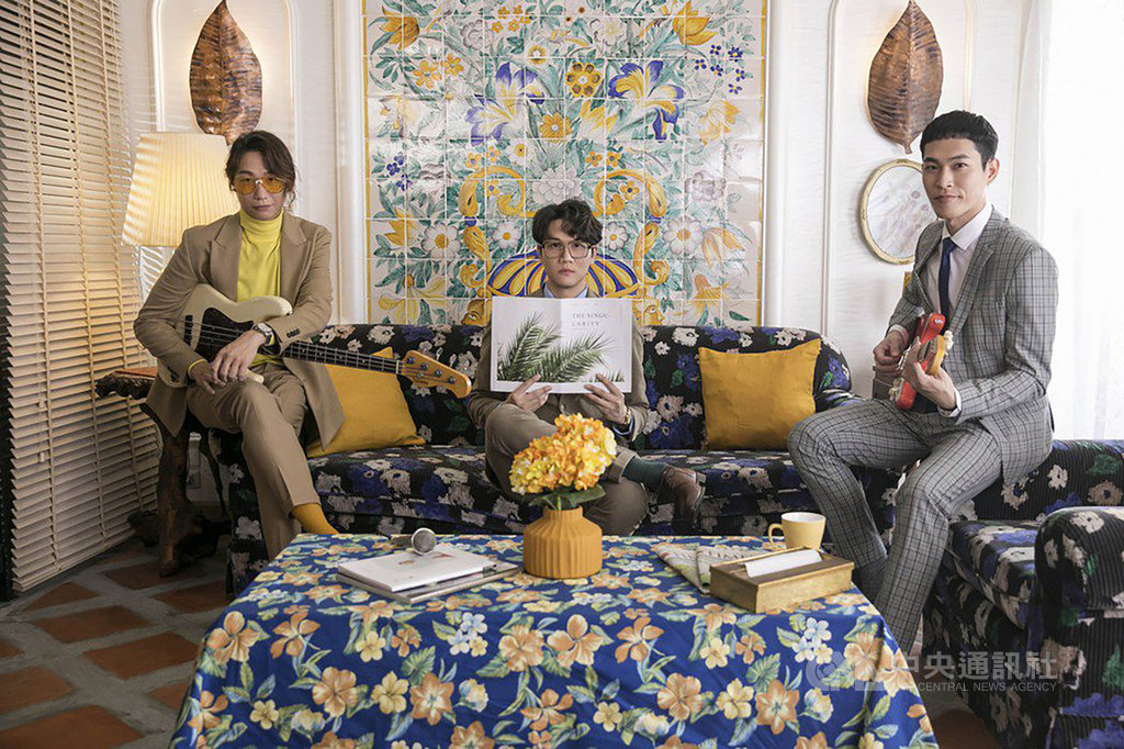 樂團宇宙人的演唱會「明天留給我」,原訂2、3日登場,考量疫情並配合新北市防疫政策後延至23、24日舉行,但近日再遇新一波疫情,為長遠未來考量及減緩不必要的群聚風險,宇宙人所屬的相信音樂20日表示,將忍痛取消3場演唱會,即日起已售出票券可全數退票。(相信音樂提供)中央社記者葉冠吟傳真 110年1月20日
