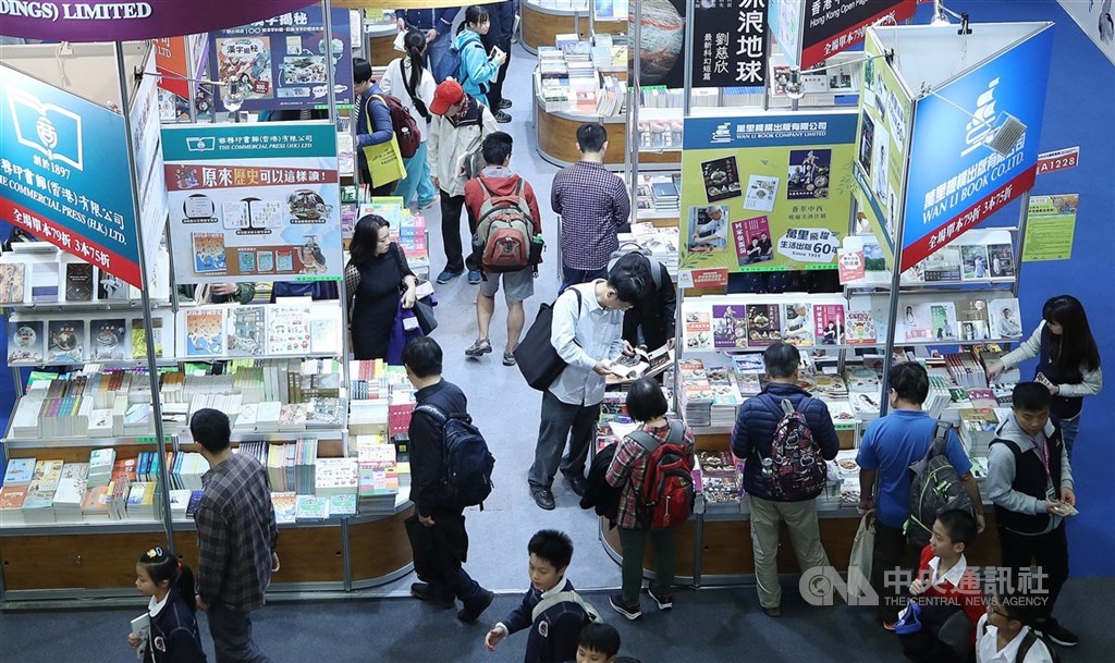 文化部長李永得20日表示,審慎考量書展流動人潮沒有辦法控制接觸者,最後決定停辦。圖為2019台北國際書展參觀民眾。(中央社檔案照片)