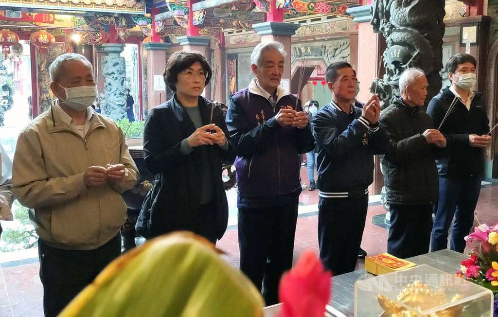 武漢肺炎疫情升溫,台東元宵節重頭戲的陣頭遶境,經台東縣政府、台東市公所和天后宮協商後宣布停辦,台東縣長饒慶鈴(左2)、台東市長張國洲(左4)、天后宮主委林有德(左3)上香告知媽祖。中央社記者盧太城台東攝 110年1月20日