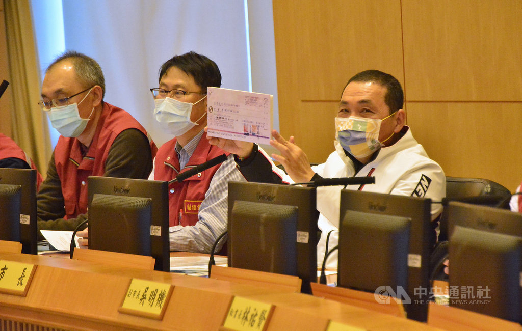 「無名氏」連續11年捐贈善款給新北市政府幫助弱勢,今年再度捐贈新台幣2000萬善款,累計捐款高達2億1000萬元,市長侯友宜(右)20日在市政會議出示支票並表感謝。中央社記者黃旭昇新北攝 110年1月20日