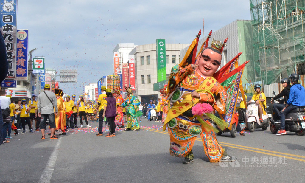 武漢肺炎(2019冠狀病毒疾病,COVID-19)疫情升溫,台東縣政府、台東市公所和天后宮協商後,決定今年取消元宵節陣頭遶境活動。圖為民國109年活動照片。中央社記者盧太城台東攝 110年1月20日