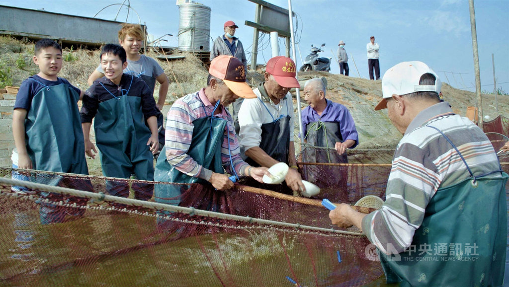公視推出新兒少節目「我家住海邊」,藝人蔡昌憲(前左2)前往台南七股區篤加村,聽到耆老們唱「數魚歌」時深受感動。(公視提供)中央社記者葉冠吟傳真 110年1月20日