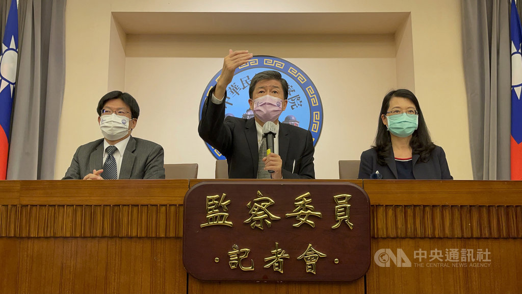 監委高涌誠(左起)、蔡崇義、王美玉20日下午在記者會中說明,已收到司法界不當接觸案相關調查報告,肯定富商翁茂鍾等相關4案重啟調查,但認為法務部調查局調查報告中,認定前調查官秦台生無違失卻涉內線交易,相互矛盾,涉有刻意袒護之嫌,將把報告退回。中央社記者王飛華攝 110年1月20日