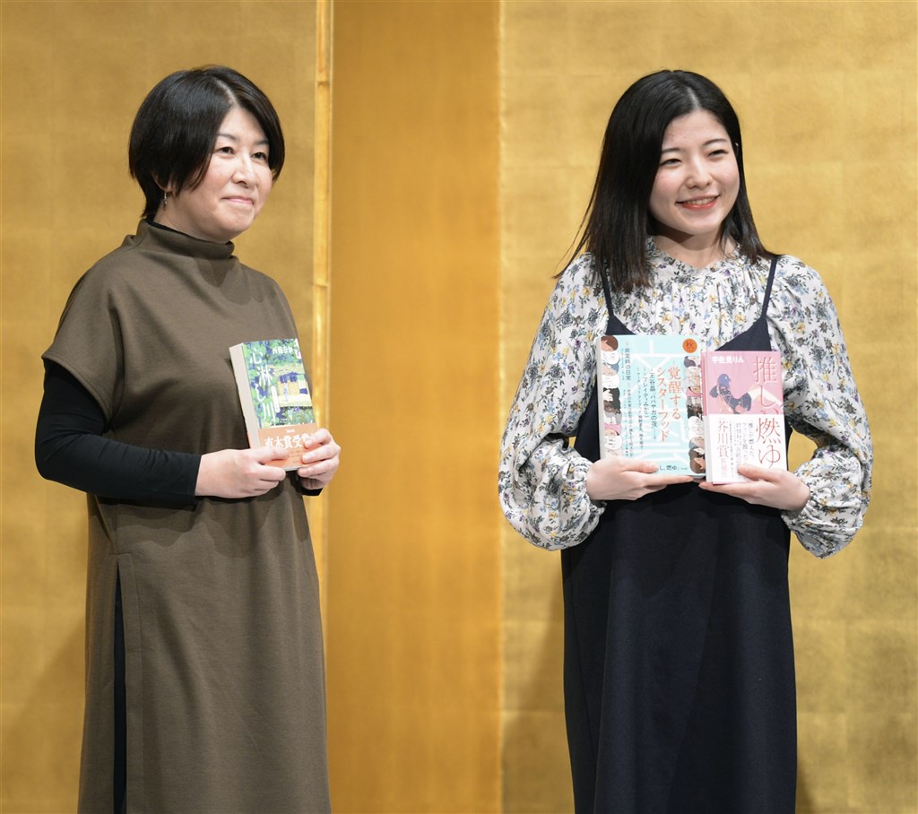 日本第164屆芥川賞與直木賞,分別56歲作家西條奈加(左)與21歲女大學生作家宇佐見凜(右)獲得,兩人都是首度入圍就拿獎。(共同社)