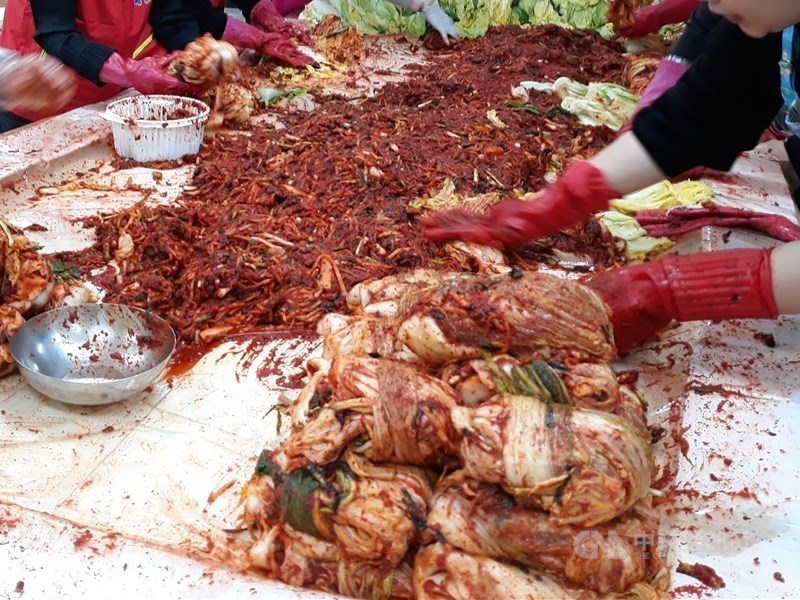 韓國吃播主近日因稱泡菜為韓國飲食文化言論及按讚留言遭指辱華,引發韓中網友論戰,韓國民間團體20日發起連署,要求中國停止盜用韓國文化。(中央社檔案照片)