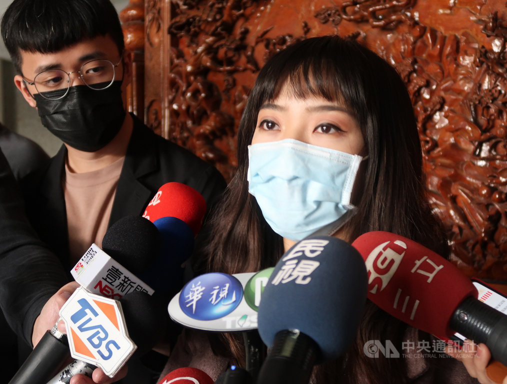 公民團體提議罷免高雄市鳳山區無黨籍市議員黃捷,2月6日舉行罷免投票。面臨被罷免的黃捷(右)21日受訪表示,盼罷免案回歸到檢視她表現及適不適續任議員做討論,「如果我在這個位置沒有做錯事,希望投不同意票」。中央社記者王淑芬攝 110年1月21日