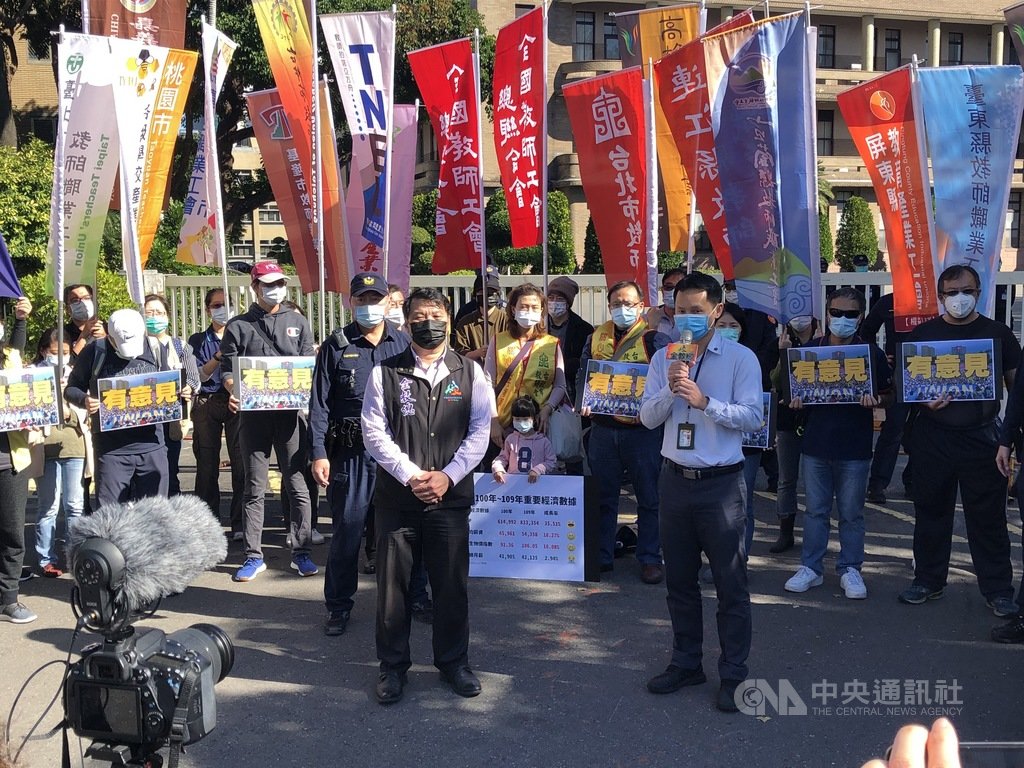 全國教師工會總聯合會21日到行政院門口陳情,指軍公教薪資審議委員會欠缺教師代表,要求納入。中央社記者陳至中台北攝 110年1月21日