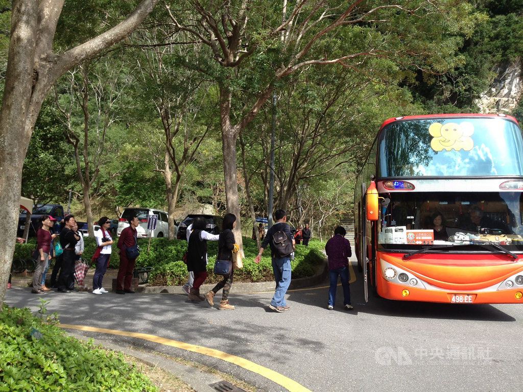 太魯閣國家公園免費春節遊園專車今年將於2月13至15日(初二至初四)提供接駁服務,因應疫情採實聯制、全程戴口罩等防疫措施。圖為2019年春節遊園專車。(太管處提供)中央社記者張祈傳真 110年1月21日