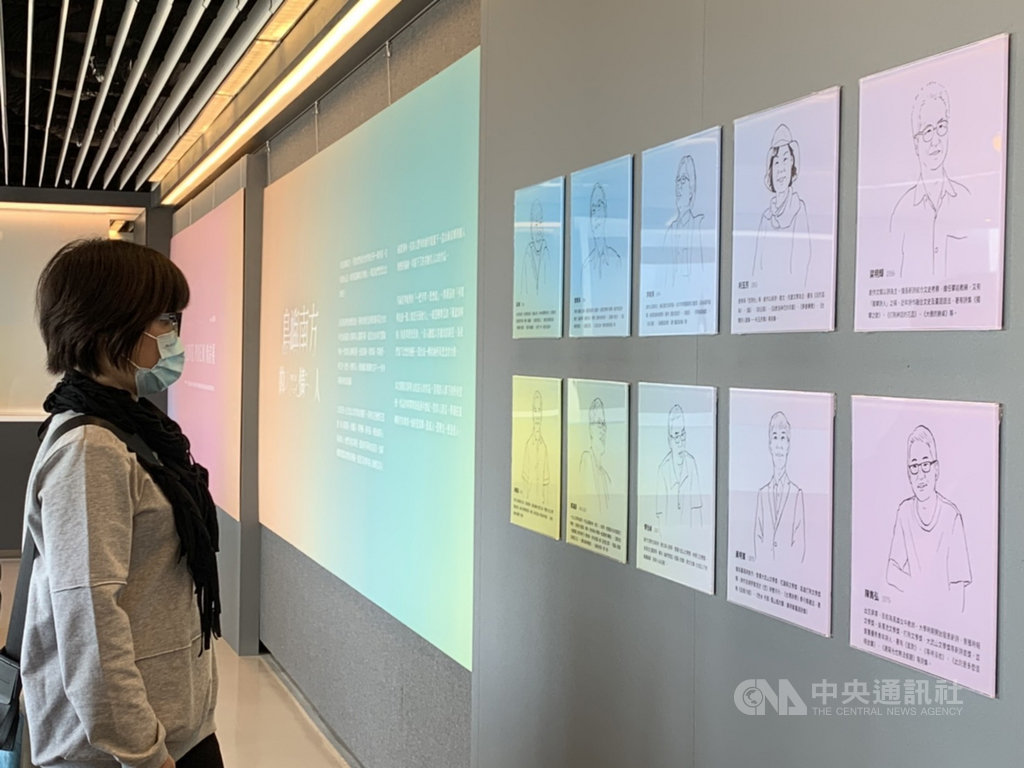 屏東縣政府即日起在總圖4樓屏東文學館推出「島嶼南方的情人」情詩展,展出10名屏東詩人作品。圖為民眾觀看詩人介紹。(屏府文化處提供)中央社記者郭芷瑄傳真 110年1月21日