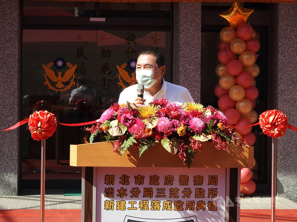 新北市長侯友宜21日出席淡水警分局三芝分駐所新建工程落成啟用典禮時表示,已下令要員警隨身要帶酒精液噴消,因為若判斷沒錯,此次疫情來勢洶洶,應是環境污染,手部必須快速清洗,不要等到回家再洗,以避免感染源持續污染。中央社記者王鴻國攝 110年1月21日