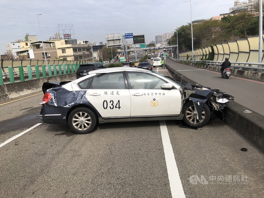 新竹警方表示,徐姓員警21日駕駛警用巡邏車行經香山景觀大道南往北往牛埔東路方向下坡路段,不慎擦撞汽機車分隔島,導致車輛翻覆旋轉,車頭、車尾皆因撞擊凹陷,後方擋風玻璃碎裂,所幸徐姓員警未受傷,酒測值為0,確切肇事原因仍待釐清。(讀者提供)中央社記者郭宣彣傳真 110年1月21日