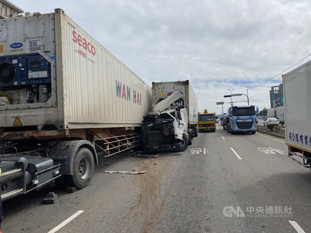 台中市向上路21日發生一輛聯結車疑因行經下坡路段煞車失靈,追撞前方2輛停等紅燈的聯結車,駕駛均無酒精反應,肇事原因調查中。(民眾提供)中央社記者趙麗妍傳真 110年1月21日