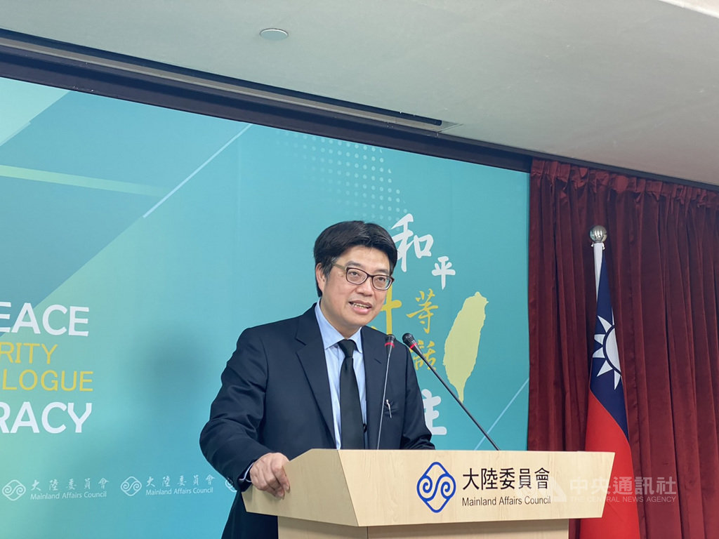 政府為防疫對陸籍人士實施境管,導致駐台陸媒在台超過一年。不過陸委會發言人邱垂正(圖)21日在例行記者會證實,已有一家陸媒獲中央流行疫情指揮中心批准,得以進行駐點人員輪替。中央社記者賴言曦攝 110年1月21日