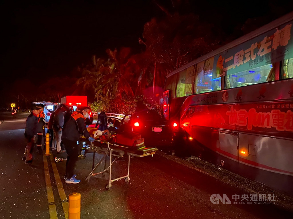 台東縣消防局表示,21日晚間獲報在成功鎮台11線126公里處有大客車與自小客車相撞事故,到場發現3名傷者,其中2人是大客車乘客,家屬自行送醫;另名自小客車駕駛呈OHCA(到院前心肺功能停止),送醫搶救。(台東縣消防局提供)中央社記者盧太城傳真 110年1月21日