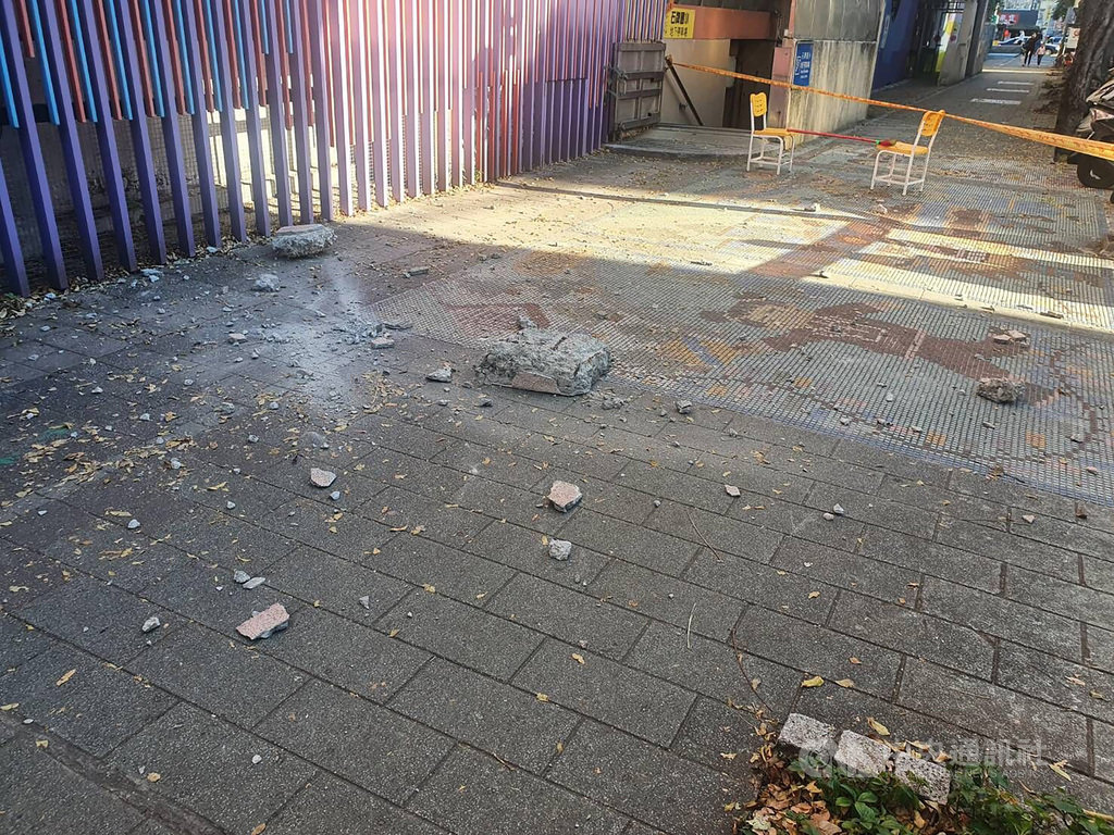 台北市北投區石牌國小學生教室外牆21日下午發生水泥石塊崩落情形,事發時間適逢平日放學時段,且案發地為學童放學必經的人行道,幸好開始放寒假才未釀傷亡,國民黨台北市議員汪志冰要求教育局立刻搶修補強。(汪志冰提供)中央社記者黃麗芸傳真 110年1月21日