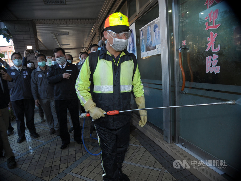 衛福部桃園醫院武漢肺炎群聚案延燒,桃園市衛生局21日針對臨近桃園醫院周邊的社區巷道進行全面消毒,市長鄭文燦(左3)前往視察清潔消毒作業情形。中央社記者施宗暉攝 110年1月21日