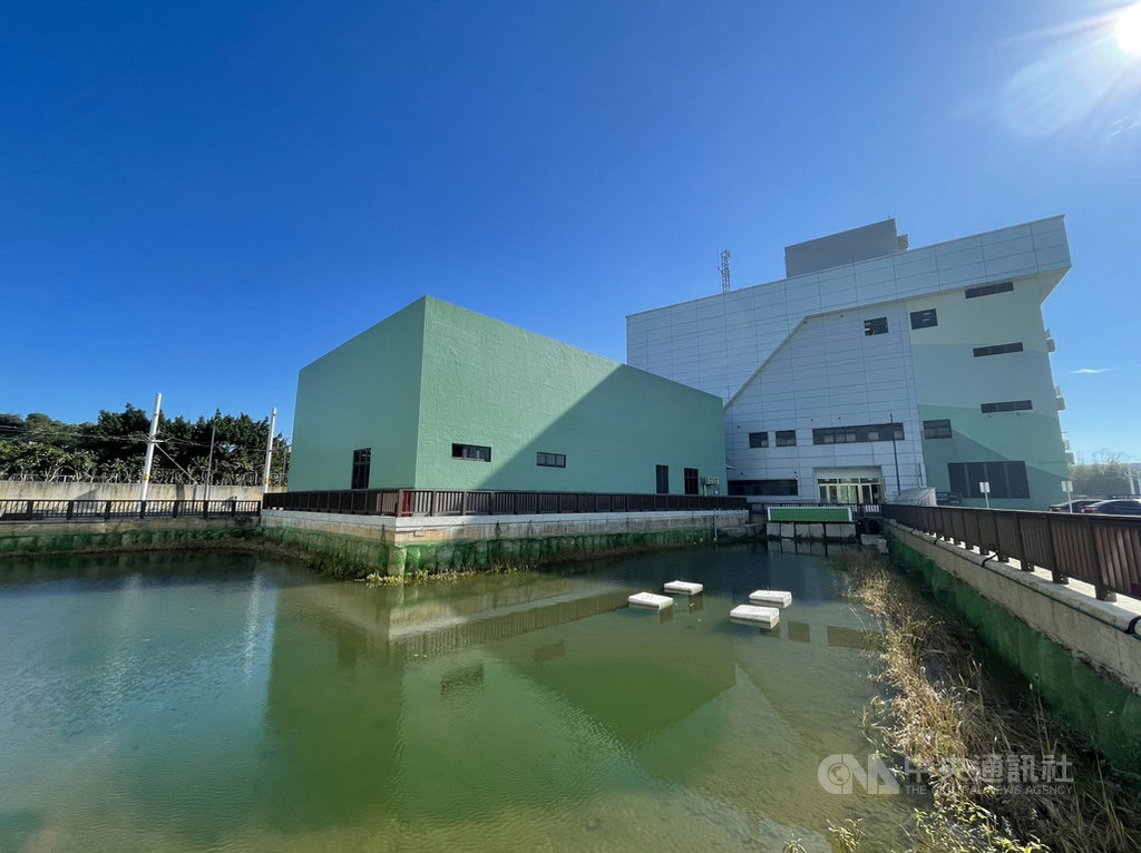 新北市捷運公司21日表示,積極拓展副業財源,淡海輕軌機廠滯洪池結合綠能環保概念,建構「魚菜共生」系統,種植蔬菜及養殖鱘龍魚、鱸魚,未來盼推出便當,以商轉模式獲益,維持永續營運。(新北捷運公司提供)中央社記者黃旭昇新北傳真 110年1月21日