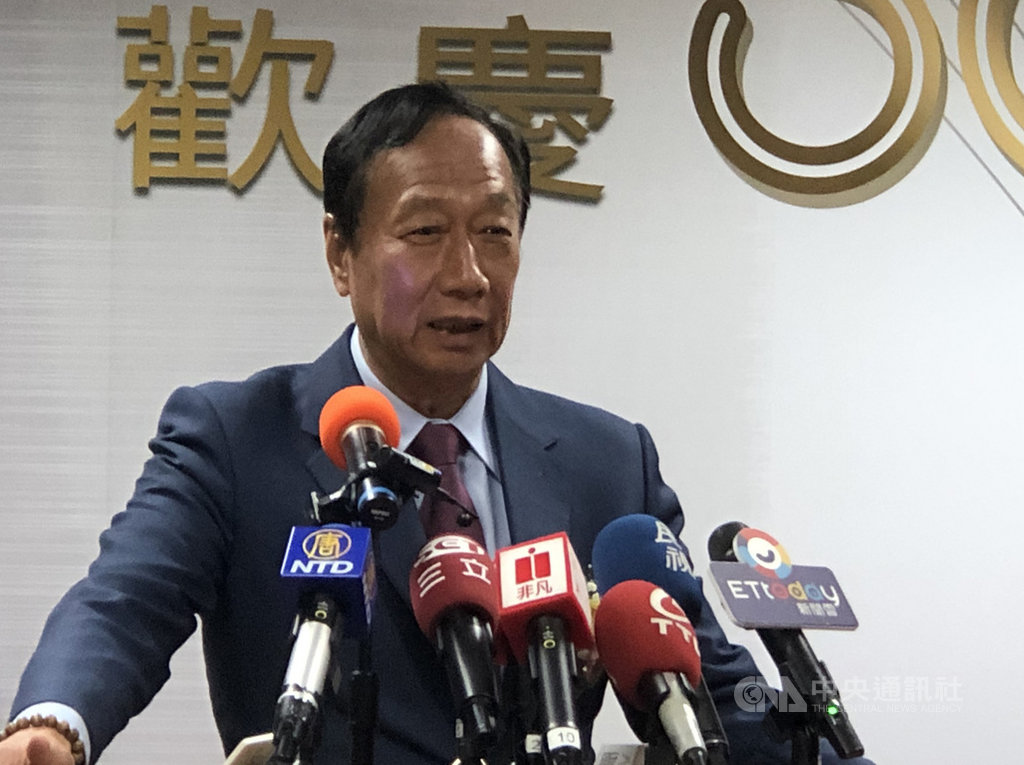 鴻海創辦人郭台銘21日受邀出席台灣模具公會30週年活動,談到電動車他指出,模具業扮演要角,但電動車關鍵在電池,台灣在電池產業應再加強。中央社記者鍾榮峰攝 110年1月21日