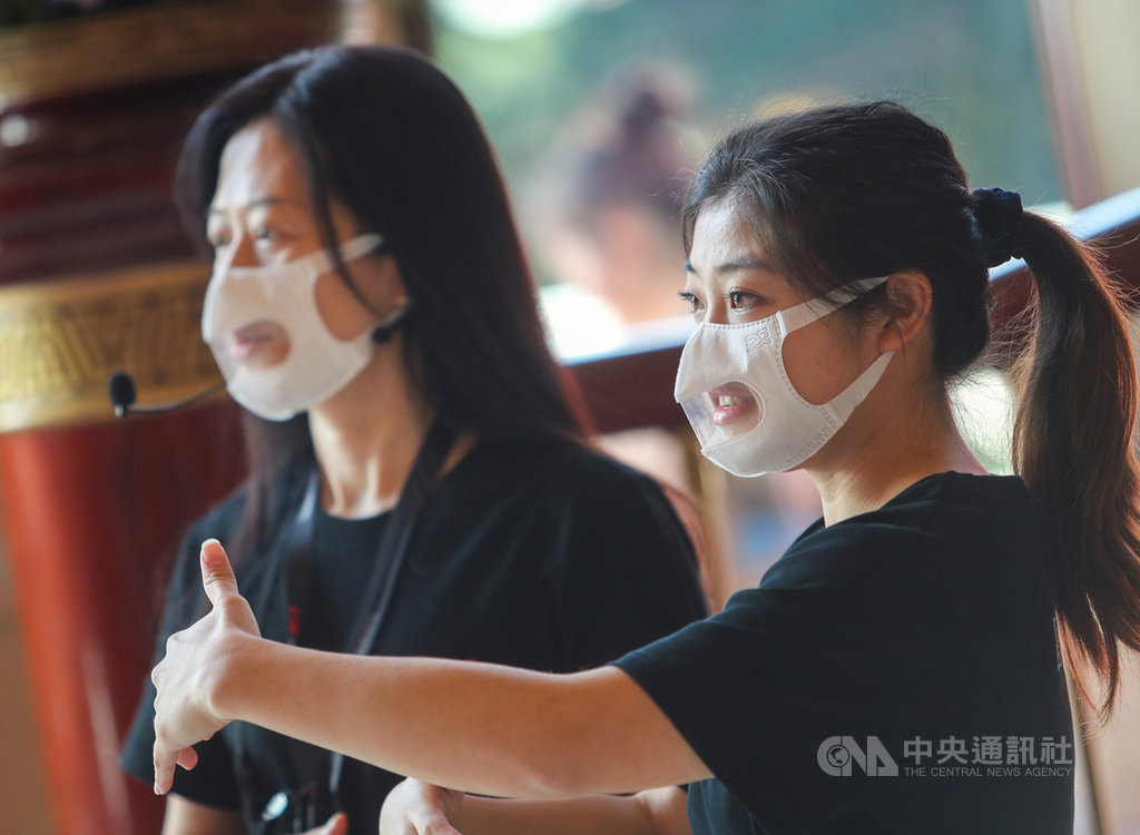 台灣康匠研發透明口罩,為不織布加上防霧設計的PE塑膠片,民眾配戴口罩溝通時,可清楚看見唇部、表情變化,3D立體設計可以完整包覆臉部形狀,無壓力耳帶彈性佳,久戴也不會有壓迫感,21日首批捐贈2萬片給國家兩廳院、蒲公英聽語協會等單位,盼減少聽損朋友溝通障礙。中央社記者裴禛攝 110年1月21日