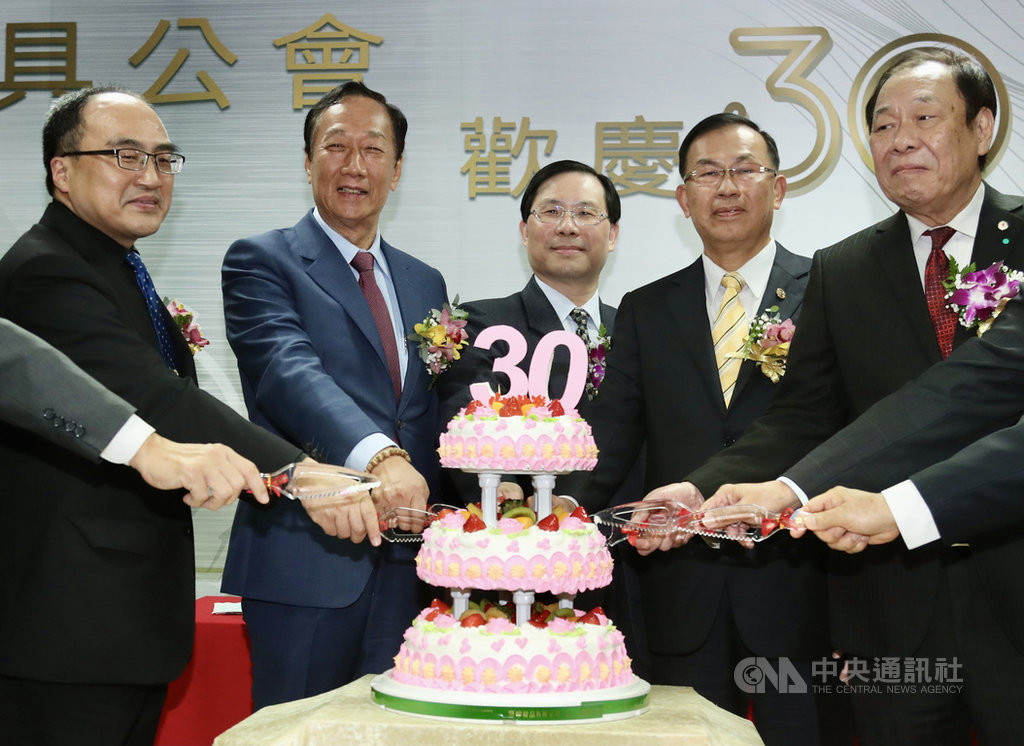 鴻海集團創辦人郭台銘(左2)21日在新北市出席台灣區模具工業同業公會30週年慶活動,與經濟部常務次長林全能(中)、模具公會理事長鄭坤木(右2)等人一起切蛋糕慶祝。中央社記者張皓安攝 110年1月21日