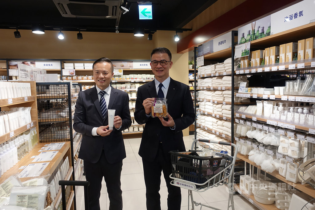 全聯攜手無印良品打造「店中店」,要強強聯手擴展客群。右為全聯總經理蔡篤昌、左為無印良品總經理梁益嘉。中央社記者梁珮綺攝 110年1月21日