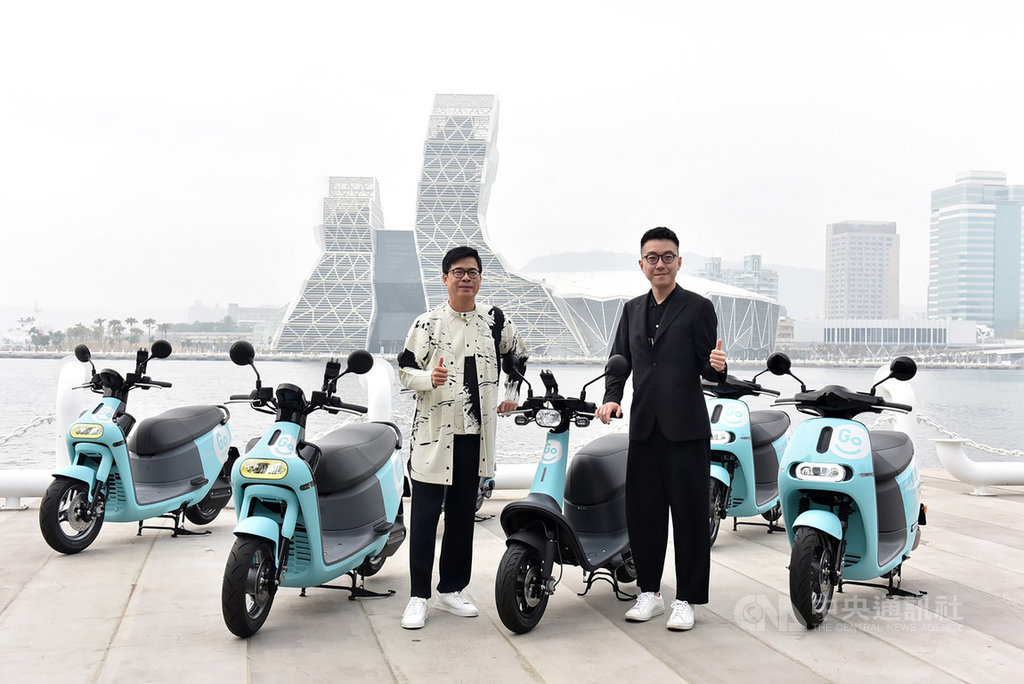 澎雲苗籲縣政府員工別去桃園,高雄市長陳其邁(左)21日下午出席共享機車業者進駐服務記者會後表示,高市府一切遵照中央流行疫情指揮中心指示,不會跟進。中央社記者董俊志攝 110年1月21日