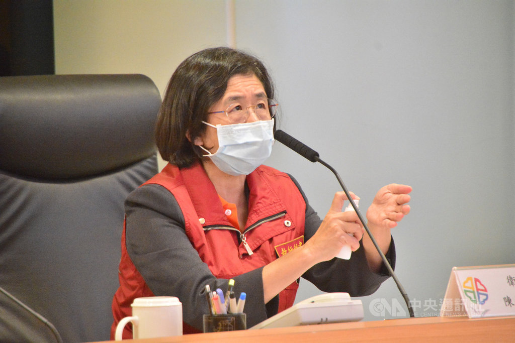 新北市政府衛生局長陳潤秋(圖)21日表示,因為疫情升溫,疫情尖峰與觀察期將落在農曆春節期間,防疫作為強調環境清理消毒、手部消毒的重要性。她並拿起酒精示範洗手步驟。中央社記者黃旭昇新北攝 110年1月21日