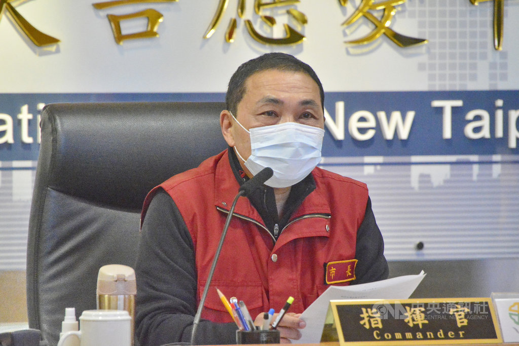 新北市長侯友宜(圖)21日在防疫會議中表示,桃園與新北共同生活圈,桃園防疫挺得住,新北才挺得住。即日起,社交禮儀拱手不握手、隨身備好乾洗手消毒。中央社記者黃旭昇新北攝 110年1月21日