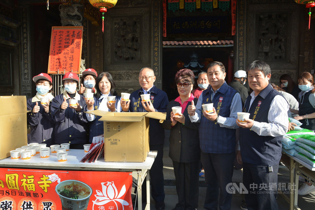 嘉義新港奉天宮21日舉行臨時董監事會,董事長何達煌(前右4)表示,會中決議以防疫優先,將取消今年春節搶頭香活動,元宵遶境則暫緩舉行。(新港奉天宮提供)中央社記者蔡智明傳真 110年1月21日
