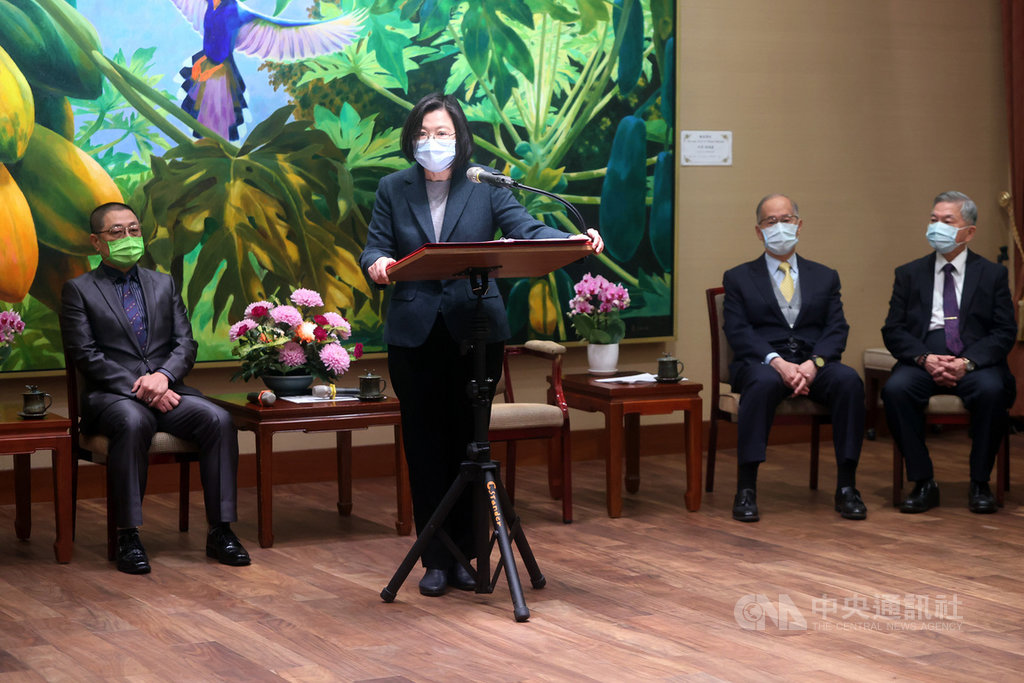 總統蔡英文(左2)21日在總統府接見中華民國太陽光電發電系統商業同業公會理監事幹部,她致詞表示,提高再生能源的使用不但符合國際潮流,更能幫助打進蘋果、微軟、亞馬遜、FACEBOOK等綠電供應鏈,讓台灣在這波供應鏈重組過程中繼續把握住關鍵位置。中央社記者鄭傑文攝 110年1月21日